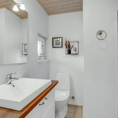 4 Bedroom Stunning In Prázdninový dům Hals