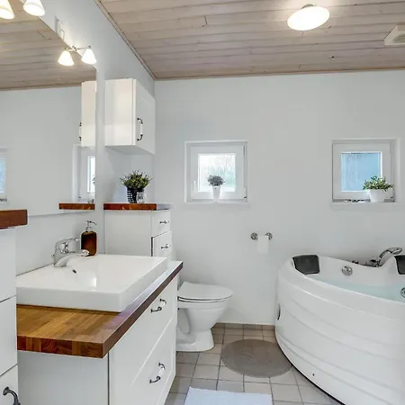 4 Bedroom Cozy In Hals